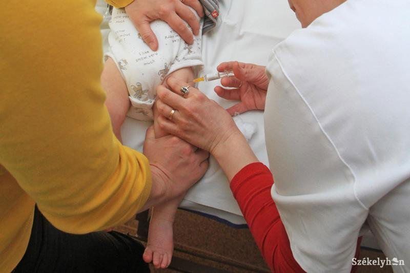 A kötelező védőoltás kifejezés Romániában nem a szó szoros értelmében kötelező, az egészségbiztosítási pénztár által támogatott oltóanyagokról van szó, amelyeket ajánlanak, de senkit nem kötelezhetnek a beadatásukra •  Fotó: Boda L. Gergely