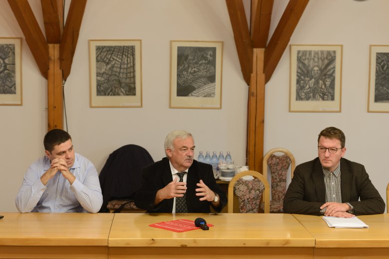 Veress Emőd ügyvéd, Kató Béla erdélyi református püspök és Ballai Zoltán gazdasági tanácsos a sajtótájékoztatón •  Fotó: Kiss Gábor