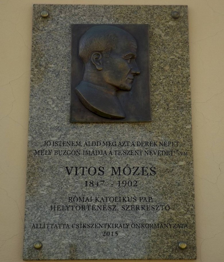 Vitos Mózes 2015-ben állított emléktáblája szülőfalujában •  Fotó: Köztérkép