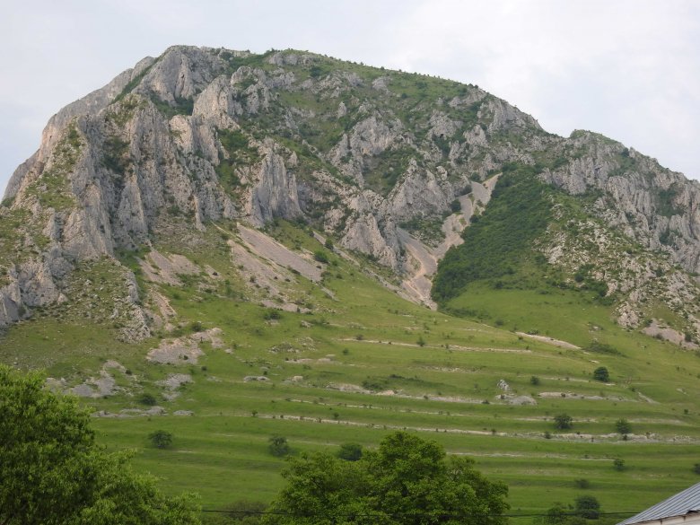 A Torockó fölé emelkedő Székelykő mesze földről vonzza a turistákat •  Fotó: Makkay József