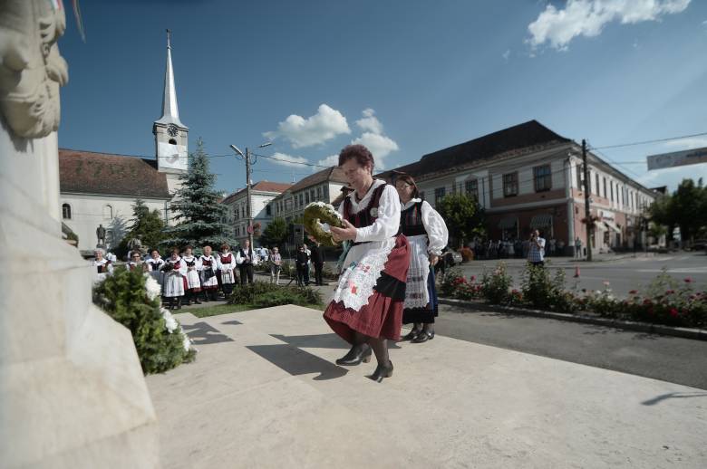 Trianon-megemlékezés Székelyudvarhely főterén 2018-ban. Az idei megemlékezések a koronavírus-járvány miatt nagyrészt elmaradnak •  Fotó: Barabás Ákos