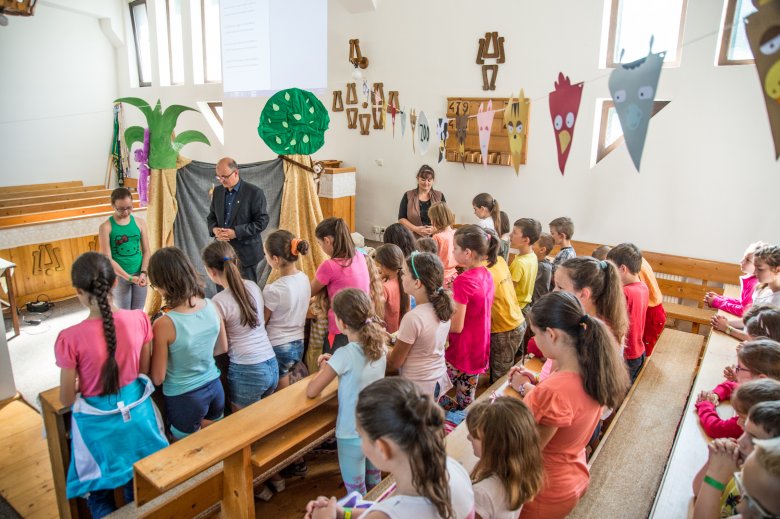 Játékos bibliai együttlét egy marosszéki református gyülekezetben •  Fotó: Simon Virág