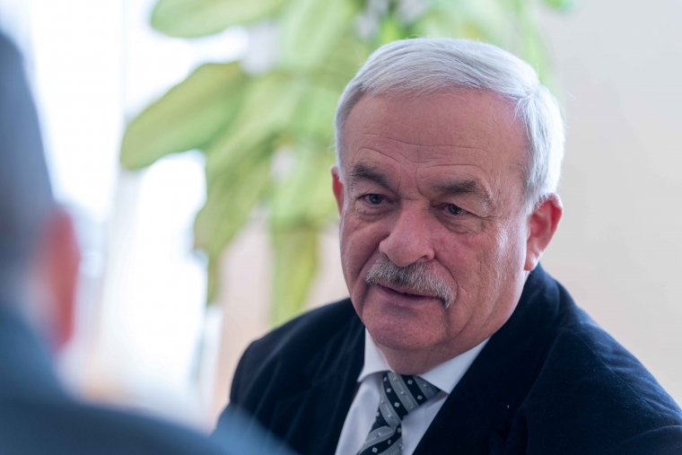 Emberhez méltó életet kell biztosítani az erdélyi magyarságnak – beszélgetés Kató Béla református püspökkel