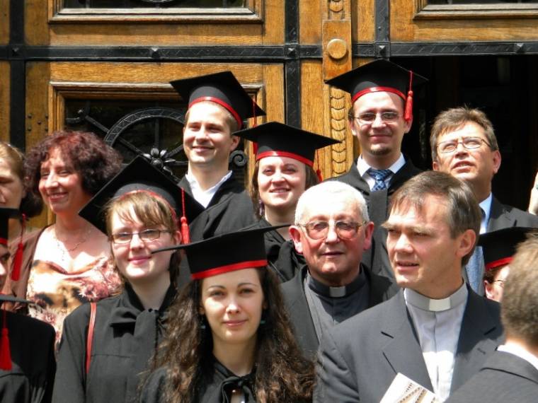 Szerény kezdőktől megbecsült hittanárokig