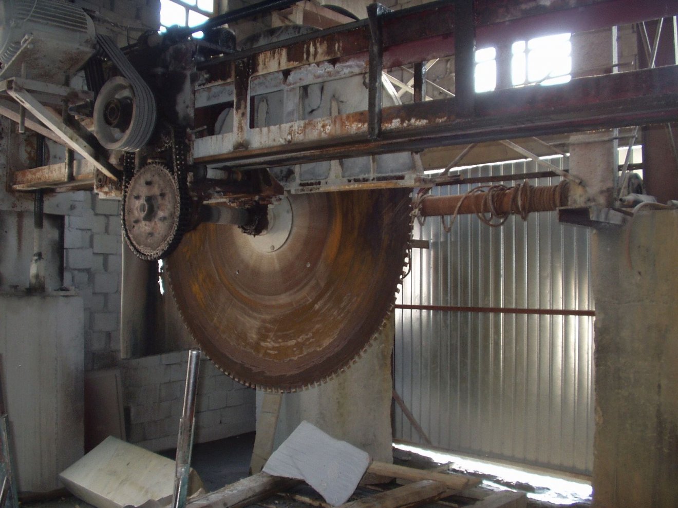 A gépesített műhely nagy előny kőfaragó szakmában •  Fotó: Sütő Éva