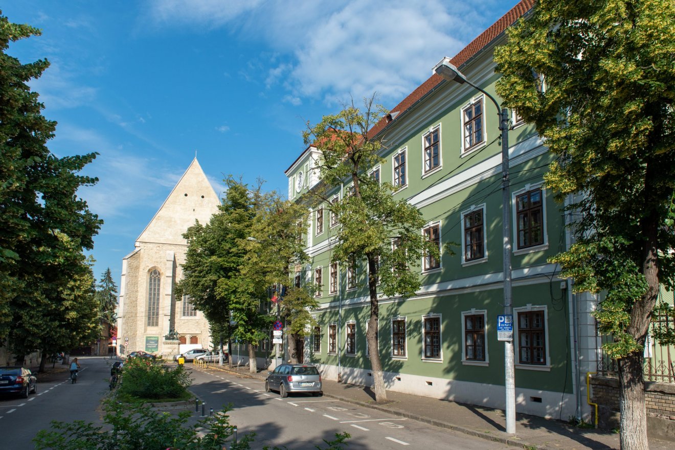 A Kolozsvári Református Kollégium és református templom a Farkas utca átalakítása előtt •  Fotó: Kiss Gábor