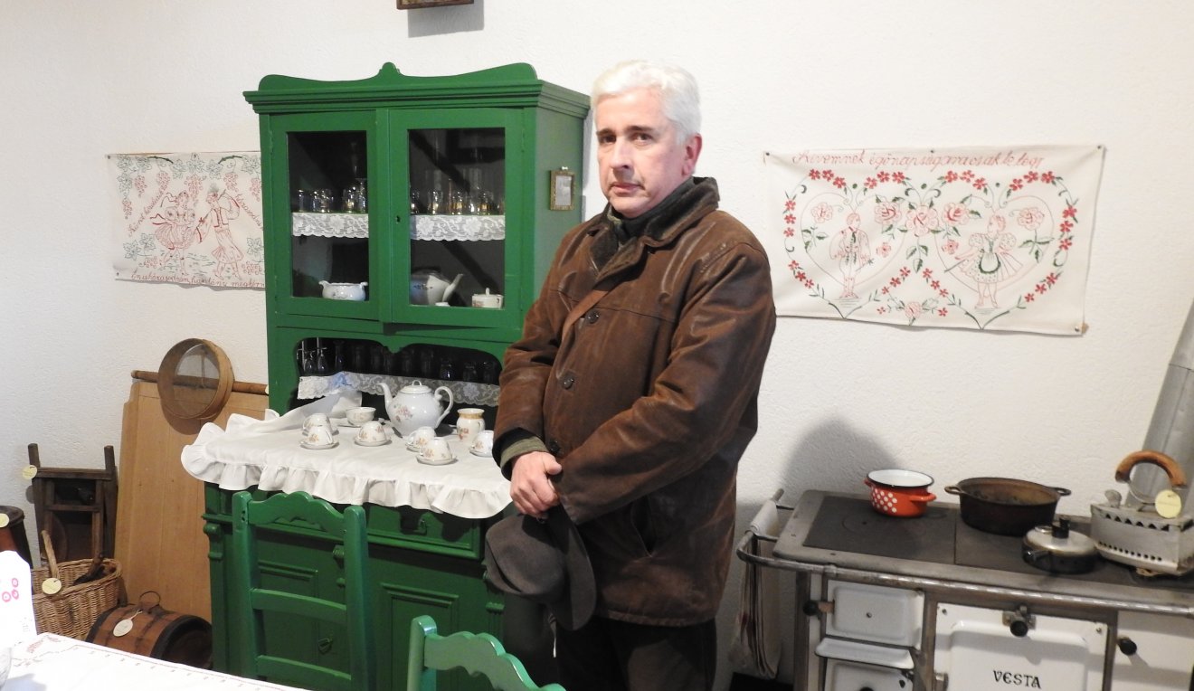 Bányai József ügyvéd a hóstáti tájház kialakításán dolgozik •  Fotó: Makkay József