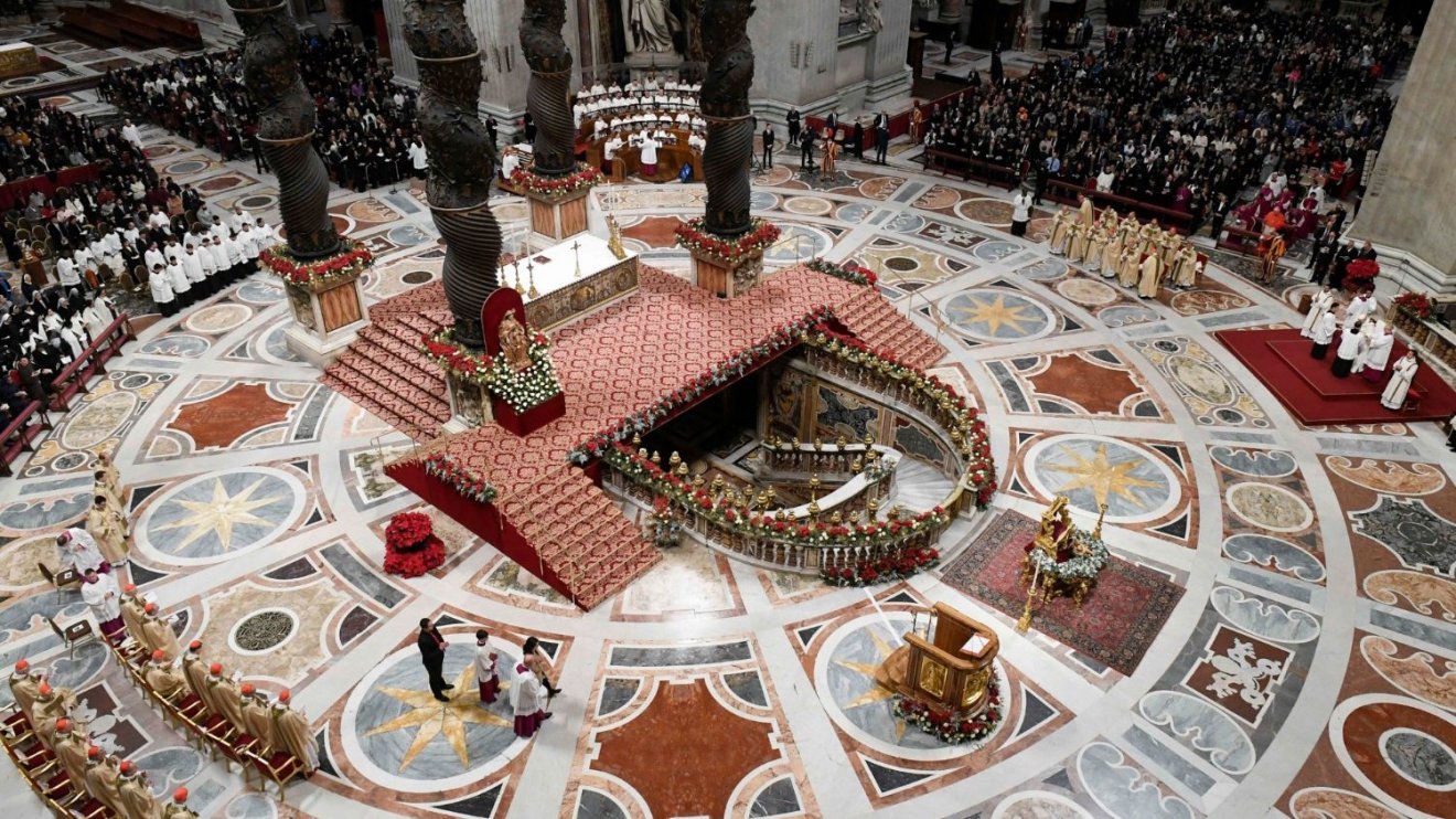 Éjféli szentmise 2022 karácsonyán a római Szent Péter-bazilikában •  Fotó: Vatican News