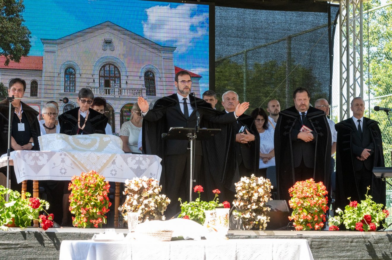 Ünnepi istentisztelet a bonyhai  kastélyban. Egész Erdélyből jönnek vendégek a kastélynapokra •  Fotó: Erdélyi Református Nőszövetség