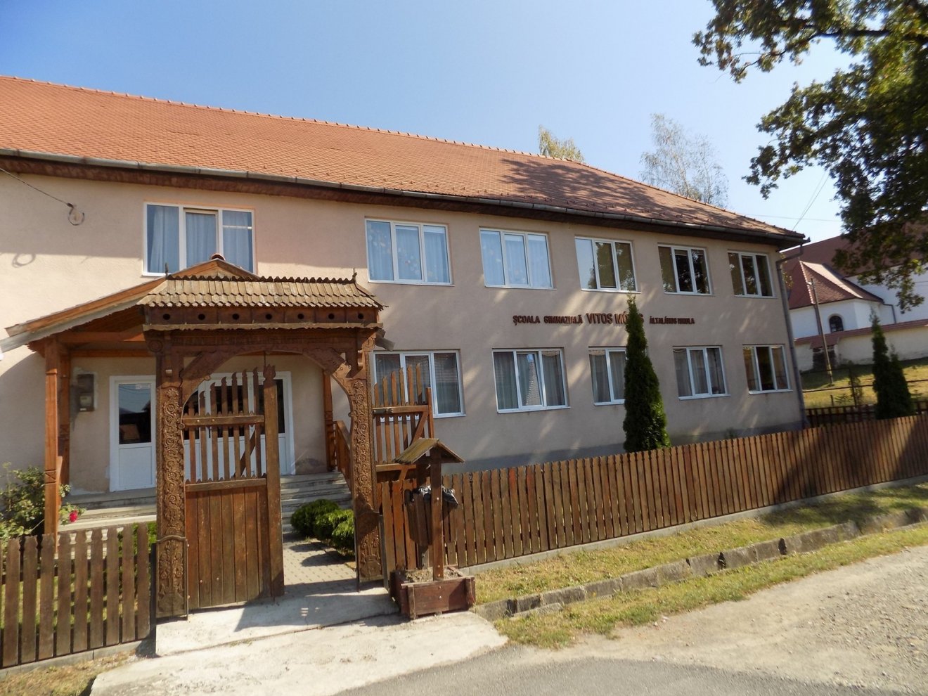 Vitos Mózes római katolikus pap,  Csík vármegyei néprajzi gyűjtő  és helytörténész nevét viseli a csíkszentkirályi iskola •  Fotó: Vito Mózes iskola