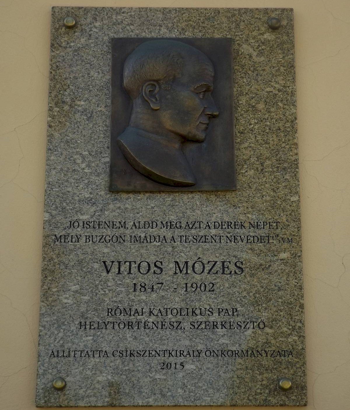 Vitos Mózes 2015-ben állított emléktáblája szülőfalujában •  Fotó: Köztérkép