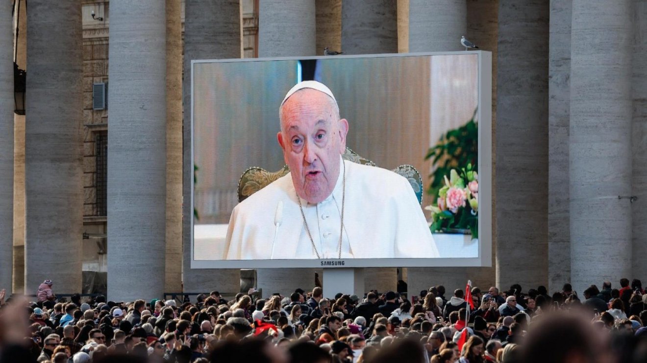 Ferenc pápát a kivetítőn követhette hallgatósága •  Fotó: VaticanNews