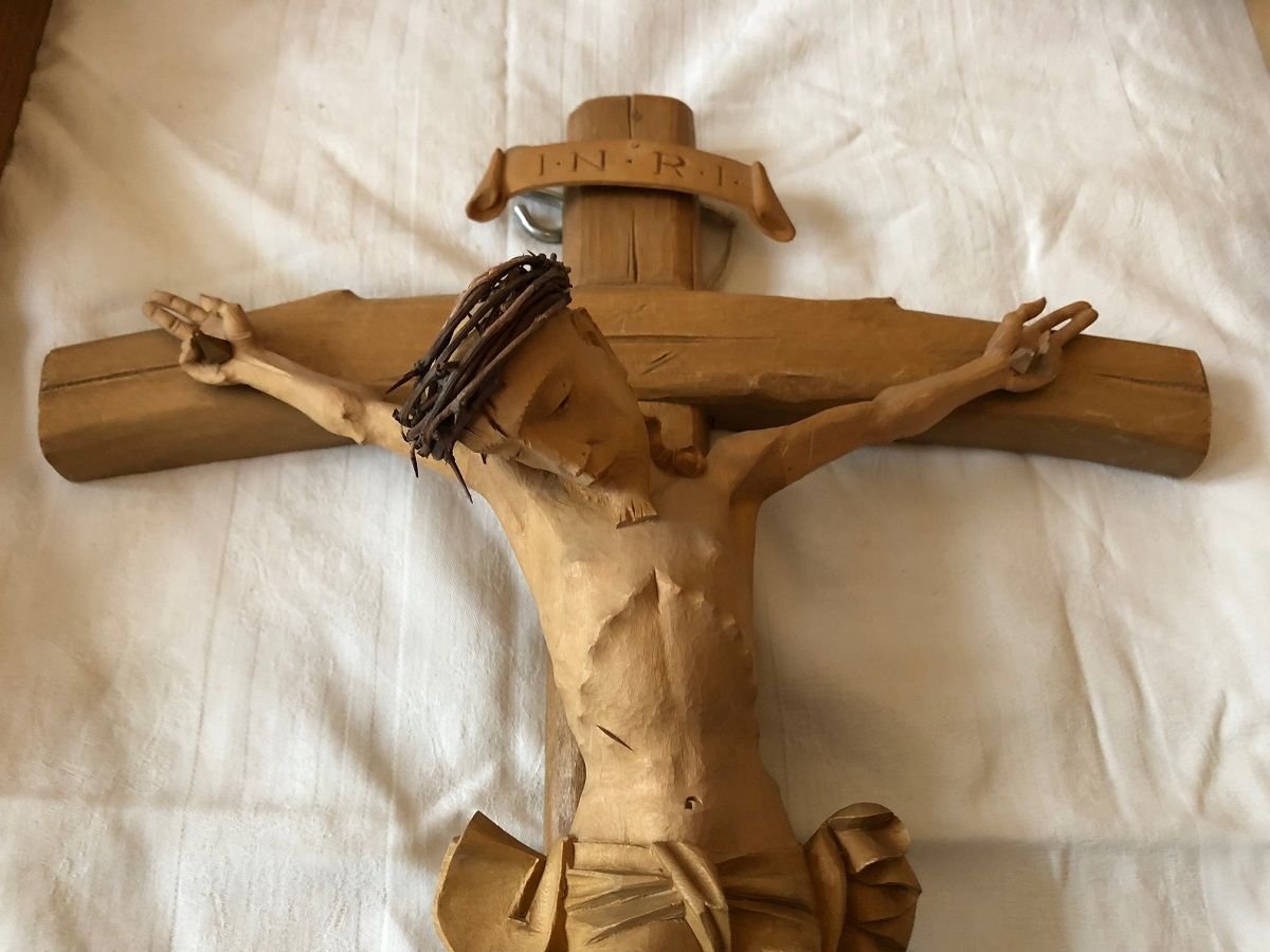 Számos Jézus-kereszt erdélyi közösségekhez került &bullet;  Fotó: Johannita Rend Magyar Tagozata