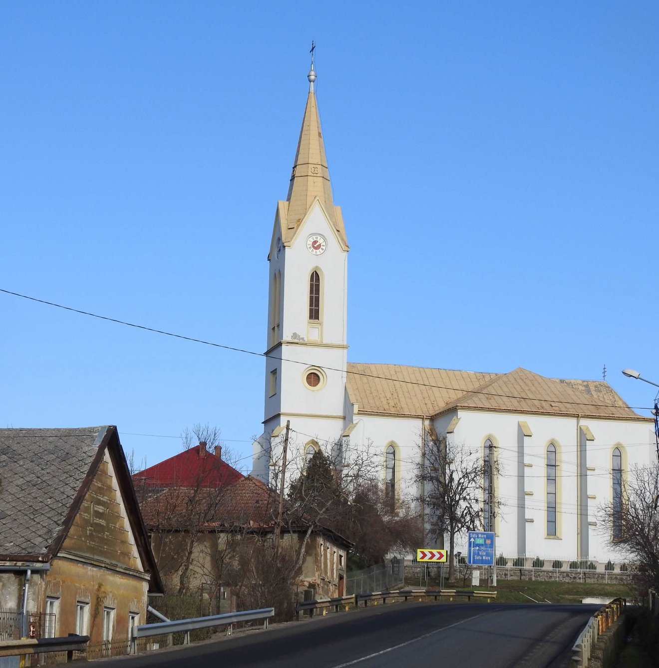 A messziről látszó erdődi római katolikus templom •  Fotó: Makkay József