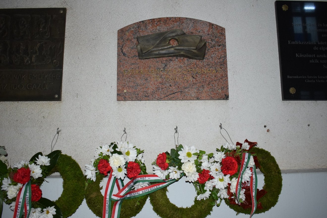 Az emlékezés koszorúi a 2006-ban felavatott emlékjelnél •  Fotó: Tőkés László EMNT-elnök sajtóirodája