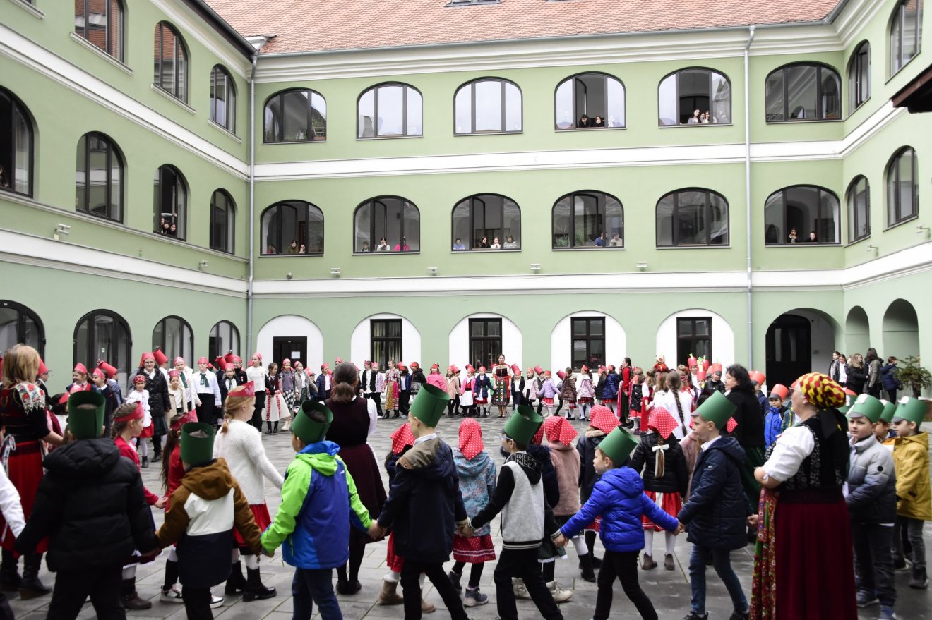 Március 15-i ünnepi műsor a Kolozsvári Református Kollégium udvarán •  Fotó: Facebook/Kolozsvári Református Kollégium