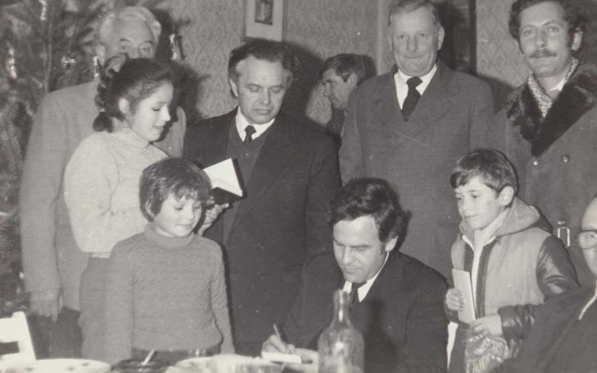 Tőkés László Szilágycsehben 1989 karácsonyán,  balról a második Molnár Kálmán •  Fotó: Molnár Kálmán archívuma