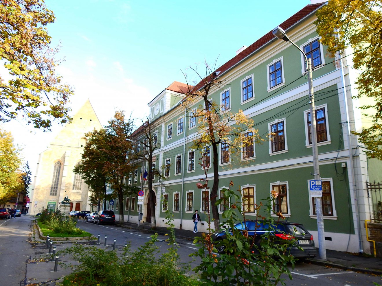 A Kolozsvári Református Kollégium épülete a  templommal a Farkas utca átépítése előtt •  Fotó: Makkay József