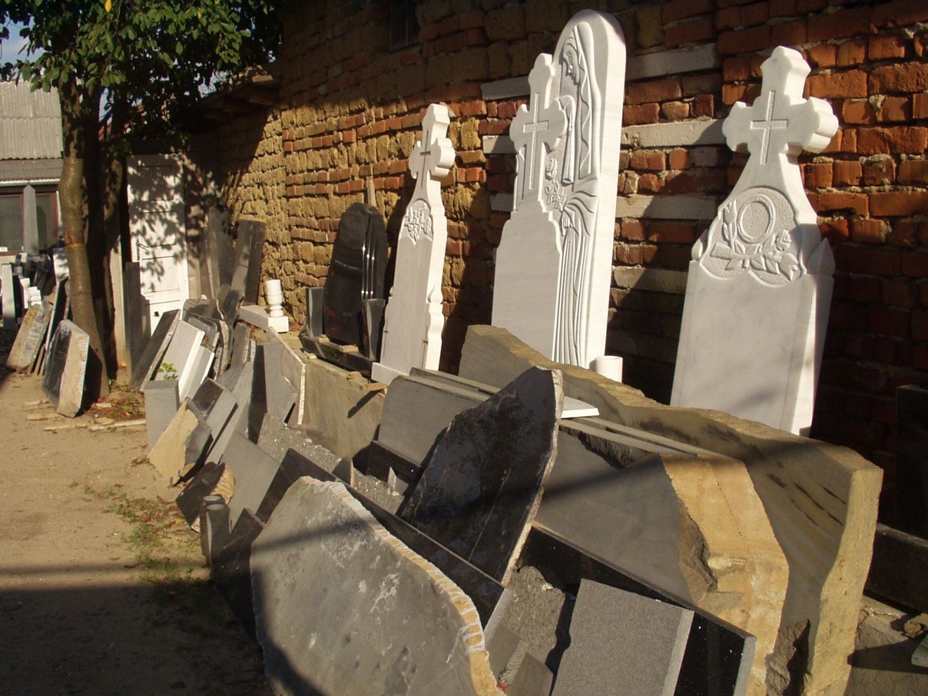 Protestáns temetőkben a sírkőtáblák és obeliszkek, a katolikusok temetőiben a keresztek, illetőleg a keresztfaragvány fejezetű sírkőtáblák a legelterjedtebbek •  Fotó: Sütő Éva