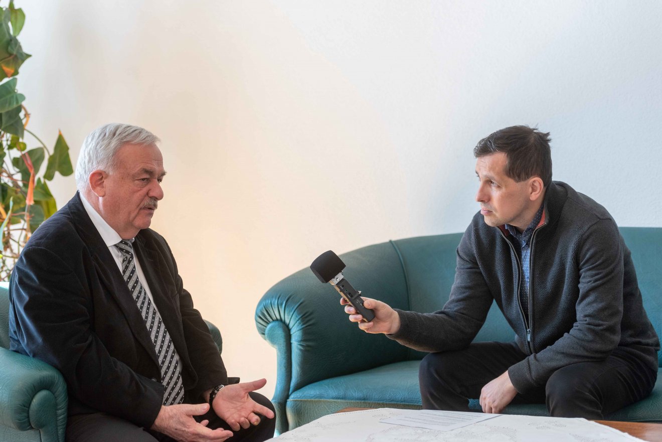 Kató Béla püspököt Somogyi Botond, az Erdélyi Napló munkatársa kérdezi •  Fotó: Kiss Gábor