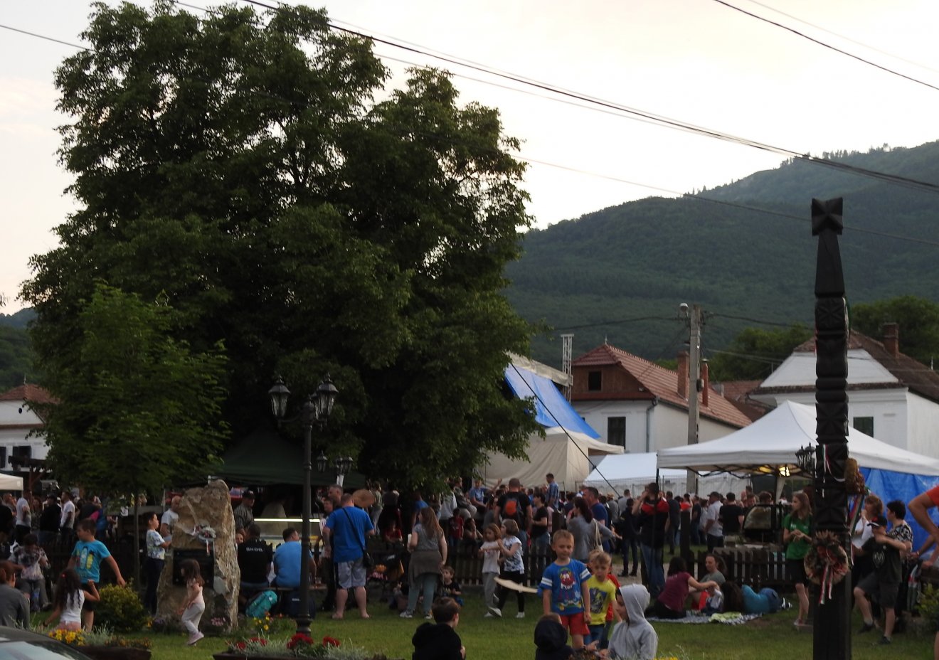Sokadalom a falu főterén. Nyaranta több  kulturális rendezvény is fogadja a vendégeket •  Fotó: Makkay József