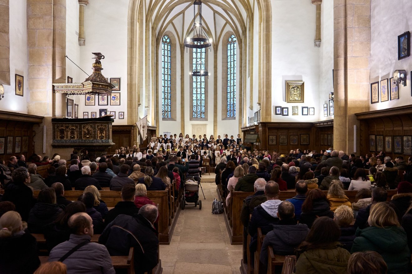 Ünnepi istentisztelet a Farkas utcai református templomban a kollégium diákjainak a részvételével • Fotó: Facebook/Kolozsvári Református Kollégium