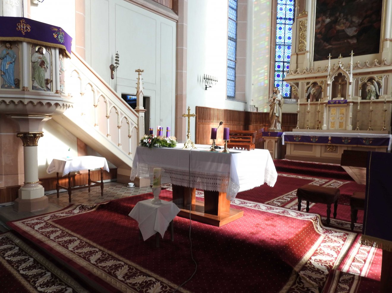 Templombelső. Ünnepeken a gyülekezet nagyobb része eljön a szentmisére •  Fotó: Makkay József