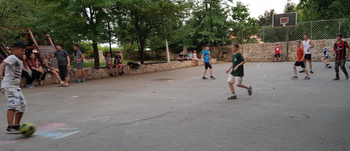 Izgalmas focimeccs vendégek és vendéglátók között a dévai kollégium udvarán &bullet;  Fotó: Makkay József