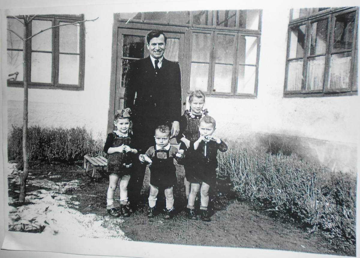 Sass Kálmán gyermekeivel a negyvenes években &bullet;  Fotó: Archív