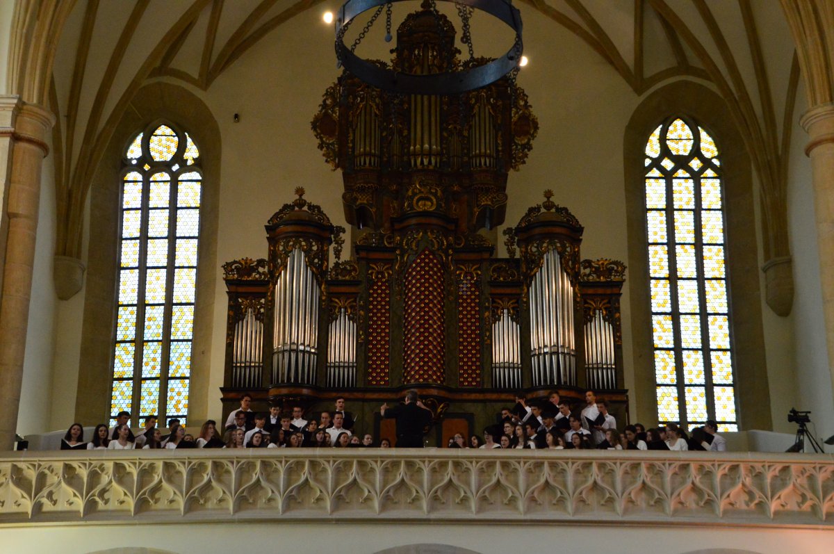 A kolozsvári kollégium messze földön híres vegyeskórusa &bullet;  Fotó: Asztalos Barnabás