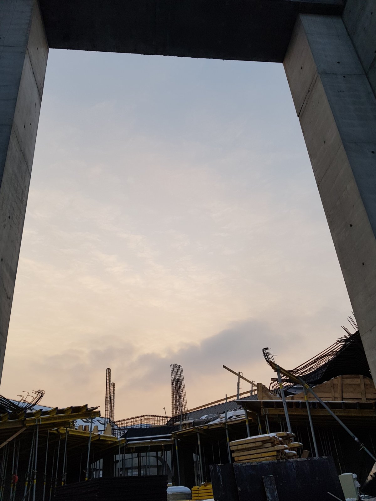 A templom főbejárata. Efölé kerülnek majd az egyenként 39 méter magas tornyok &bullet;  Fotó: Makkay József