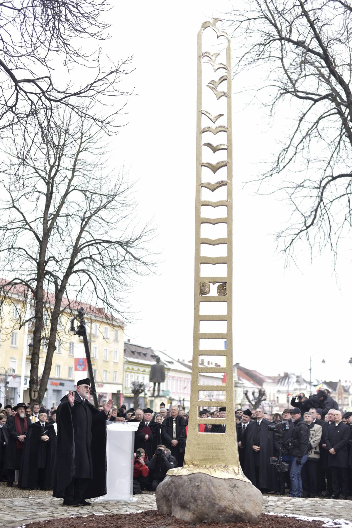 A vallásszabadság tordai emlékművének alkotója Liviu Mocan kolozsvári szobrászművész &bullet;  Fotó: Bíró István