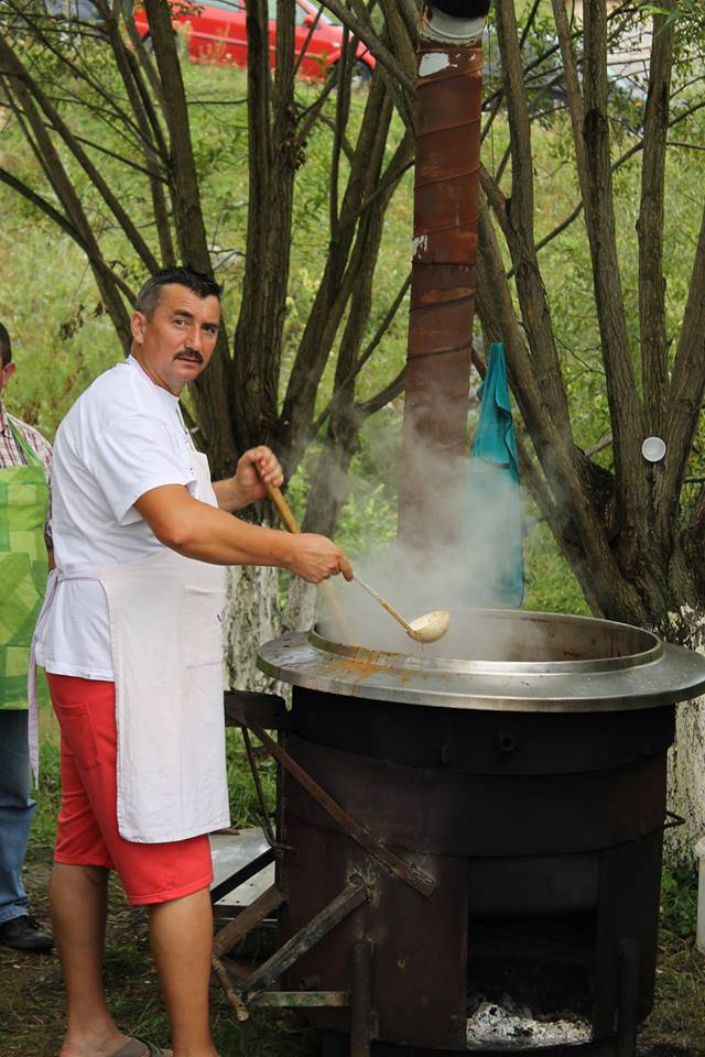 Főzőverseny. A környéket hamar belengte a bográcsgulyás illata &bullet;  Fotó: Facebook.com/Tordai-hasadéki unitárius találkozó