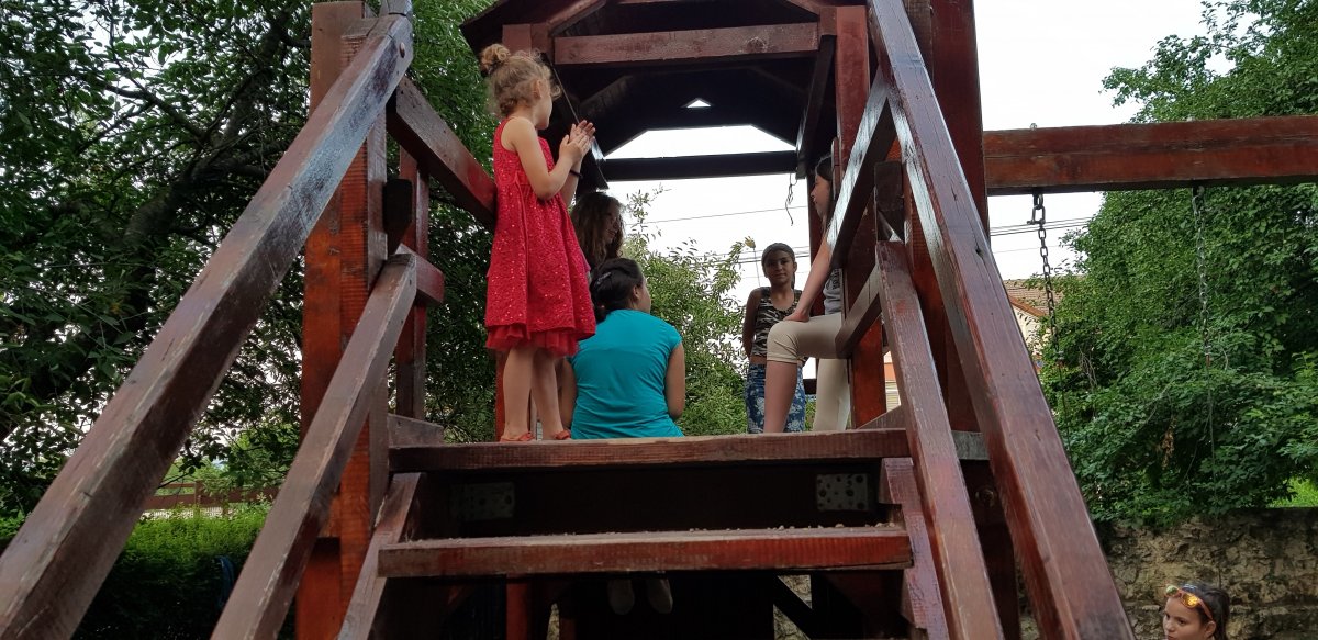 Gyerekzsivaj a Szent Ferenc Alapítvány dévai játszóterén: a szétesett családokból az otthonokba kerülő gyerekek befogadást és szeretet kapnak &bullet;  Fotó: Makkay József