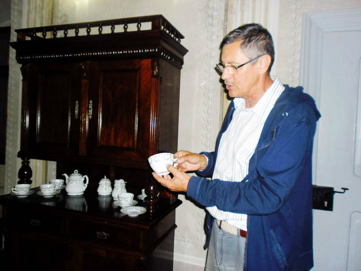 Dr. Kéri Gáspár a korabeli bútorok között &bullet;  Fotó: Sütő Éva