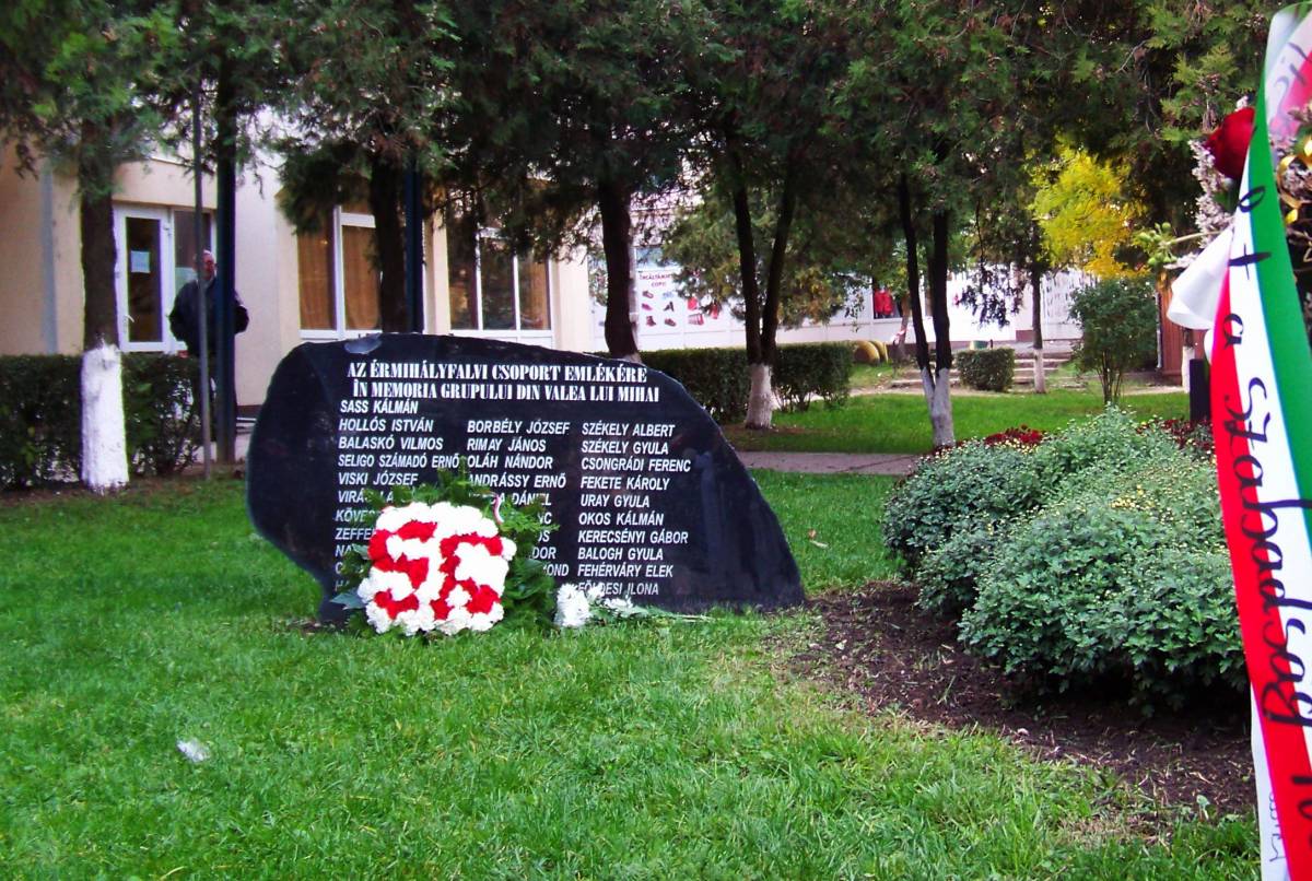 Az érmihályfalvi csoport emlékköve: a város magyar vezetősége csak a közfelháborodás nyomására tüntette fel a mártír lelkész nevét &bullet;  Fotó: Sütő Éva