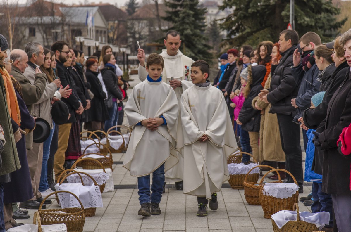 Ételszentelés Csíkszereda központjában. A hagyományt a katolikus egyház a hetedik századig vezeti vissza &bullet;  Fotó: Szigeti Vajk István
