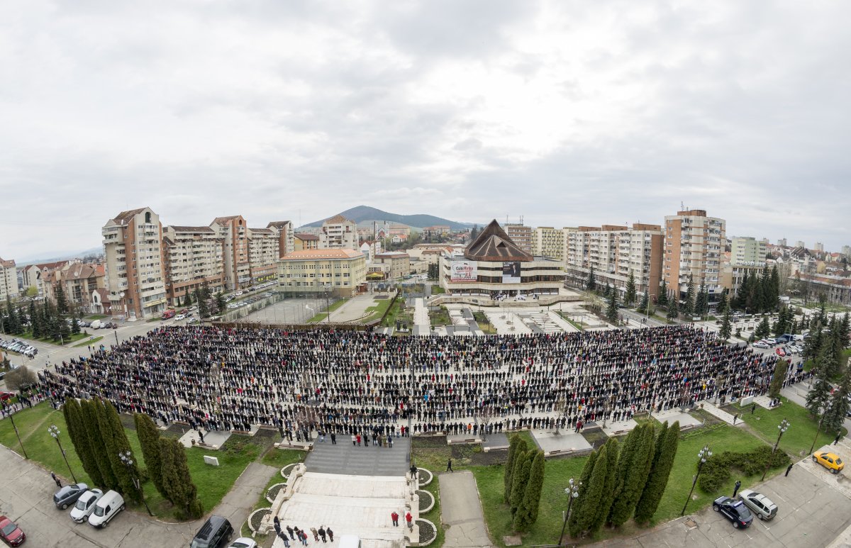 Több ezres tömeg a Szabadság téren: a rendezett és fegyelmezett sorok még a román sajtót is meglepik &bullet;  Fotó: Gegő Imre