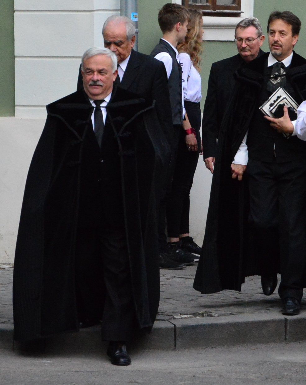 Kató Béla püspök, Dézsi Zoltán főgondnok, Székely Árpád kollégiumi igazgató és Kiss-Cserey Zoltán iskolalelkész a templomba induló ünnepélyes menet élén &bullet;  Fotó: Asztalos Barnabás