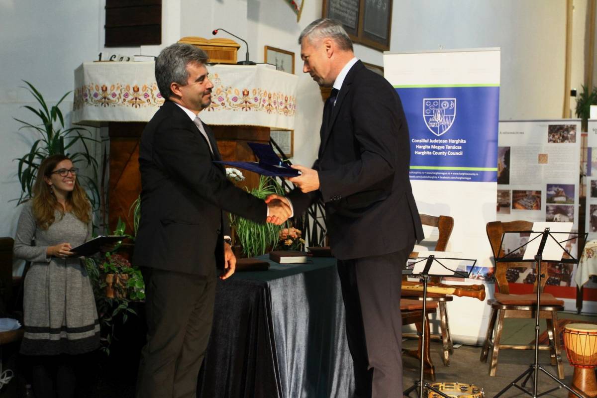 Péter Ferenc, a Maros Megyei Tanács elnöke átadja Jakab Istvánnak az Orbán Balázs-díjat &bullet;  Fotó: Kiss Gábor