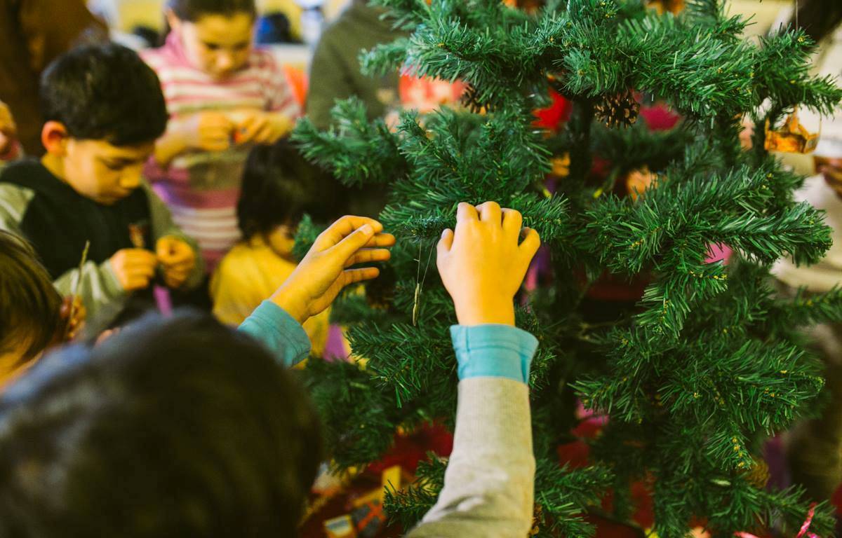 Pál atya árvái karácsonyfát diszítenek Marosvásárhelyen &bullet;  Fotó: Marosvásárhelyi Nemzeti Színház