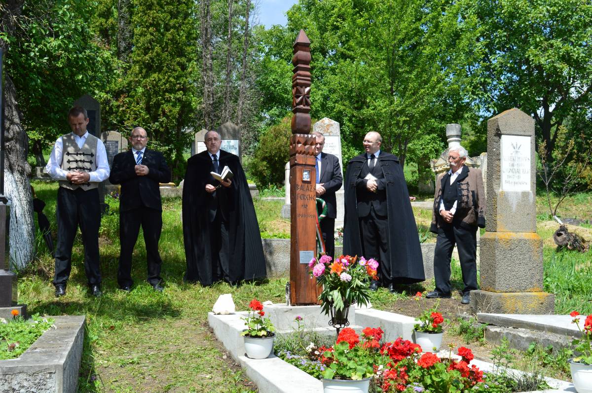 Kopjafaavatás a mészkői temetőben. Irodalmi munkássága is őrzi Balázs Ferenc emlékét &bullet;  Fotó: Grancsea Dalma