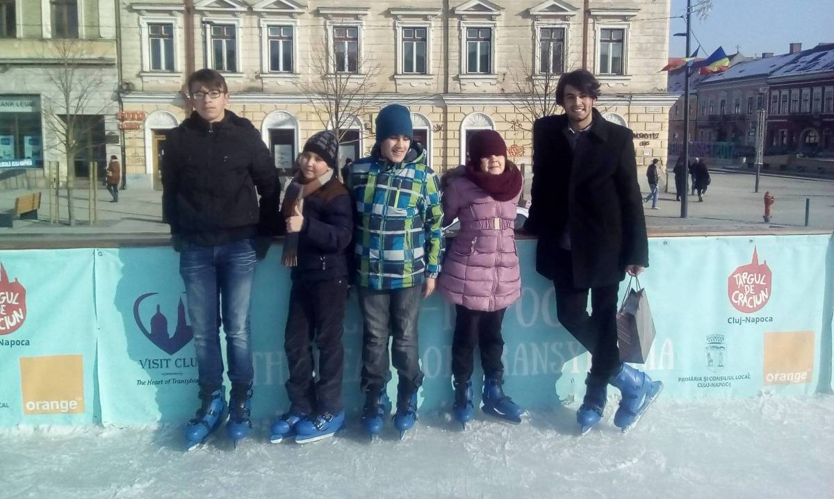 A teológusok szórakozni is elkísérik a hallássérült gyerekeket &bullet;  Fotó: Várdai Dávid