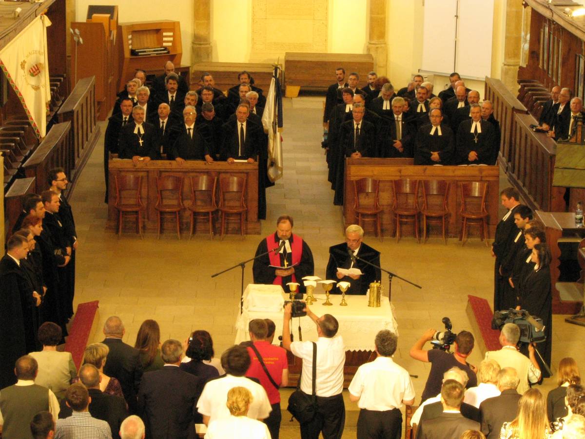 Adorjáni Dezső Zoltán evangélikus és Kató Béla református püspök az úrvacsorai liturgiát olvassa fel &bullet;  Fotó: Somogyi Botond