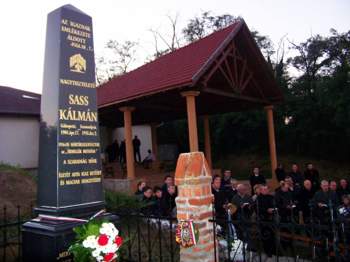 Obeliszk a mártír lelkész tiszteletére &bullet;  Fotó: Sütő Éva