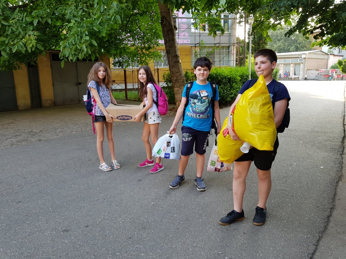 Kolozsvári segélyadomány a dévai árva gyerekeknek &bullet;  Fotó: Makkay József