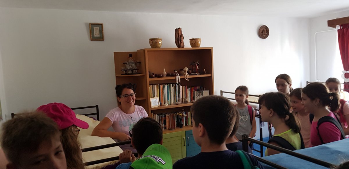 Szemeti Krisztina nevelő mutatja be a tíz fiú nevelésére berendezett lakást &bullet;  Fotó: Makkay József