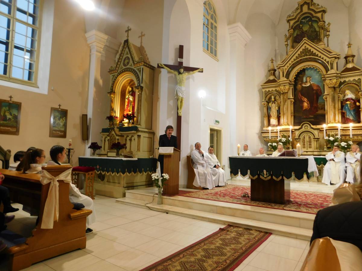 A kiállítást a Szent László-év Tanácsadó Testület képviseletében Okos Márton nyitotta meg 