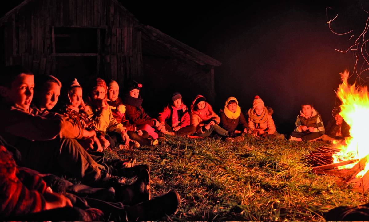 Tábortűz cserkész módra. A szervezőknek és résztvevőknek egyaránt fontos a természet közelsége •  Fotó: Kis Csaba