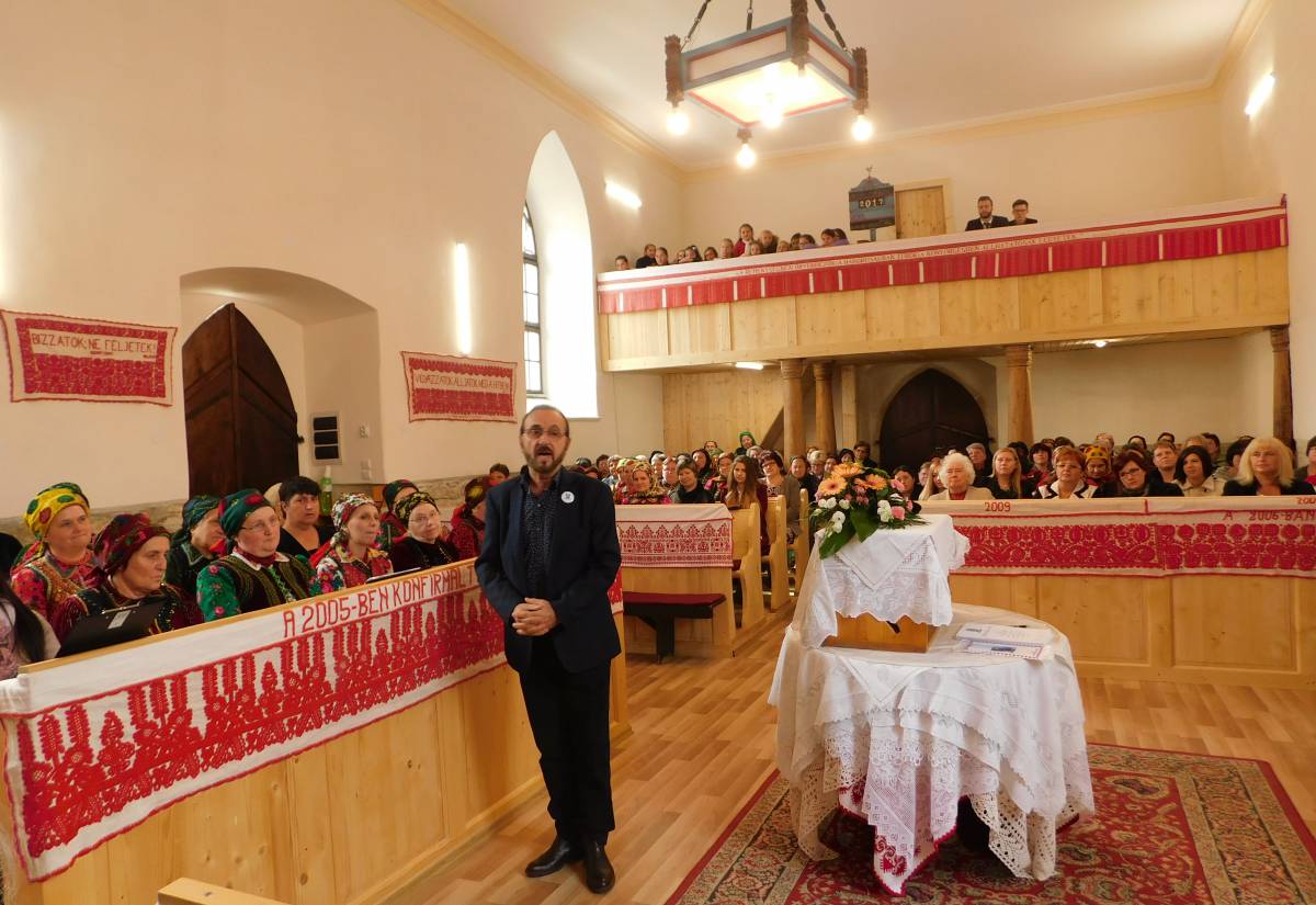 Tamás Gábor a templomban is elénekelte híres dalát •  Fotó: Okos Márton